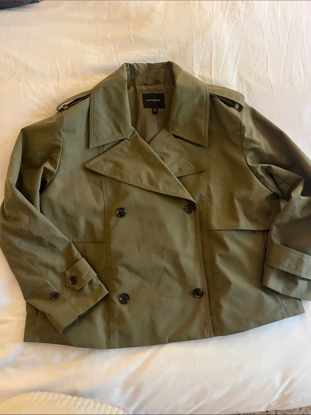 Banana Republic Olive Green cropped Trench Coat. Size Xl. Worn once